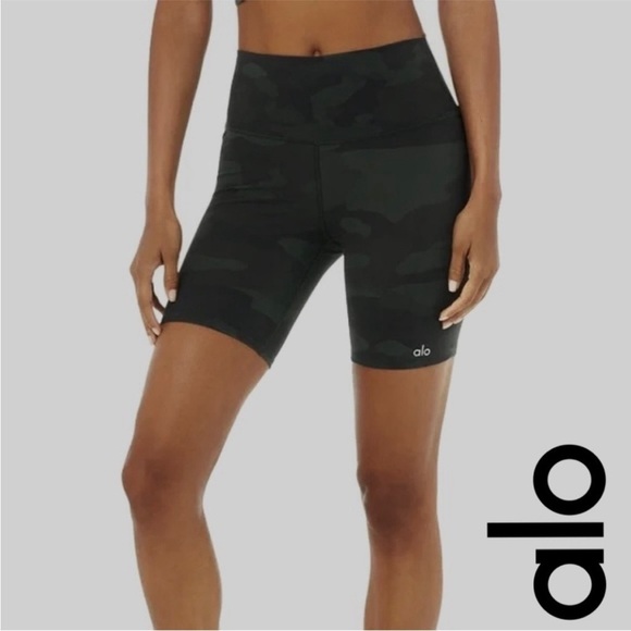 Alo 7" High-Waist Vapor Short, Black Camouflage - Picture 4 of 11